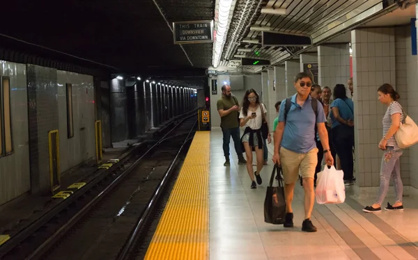 Toronto Canada 2018 Passengers Ttc Subway Waiting Train Station Toronto 로열티 프리 스톡 이미지