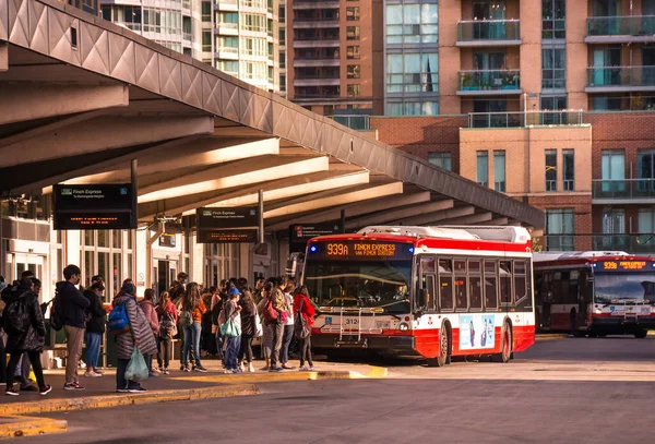 Toronto Ontario Kanada 2022 Passagiere Stehen Busbahnhof Der Bahn Station Stockbild