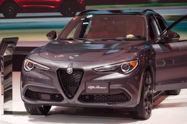 Toronto, Kanada - 02 25 2023: Gri Alfa Romeo Stelvio premium SUV, Kanada Uluslararası Otomobil Fuarı 'nda gösterildi. Alfa Romeo Otomobiller S.P.A. İtalyan lüks araba üreticisi.