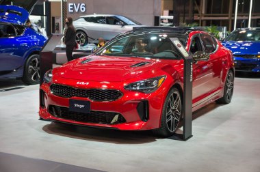 Toronto, Kanada - 02: 25 2023: Kaliforniya Red Kia Stinger orta büyüklükteki kalkış orta sırt spor sedanı Kanada Uluslararası Otomobil Fuarı 'nda sergilendi. Birinci sınıf stilin yanı sıra, Stinger 'da 3 tane var.