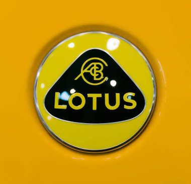 Toronto, Kanada - 02 25 2023: 2023 Kanada Uluslararası Otomobil Fuarı 'nda sergilenen Lotus Otomobil Şirketi' nin sarı yuvarlak logosu. Lotus Otomobil Şirketi bir İngiliz otomotiv şirketidir.