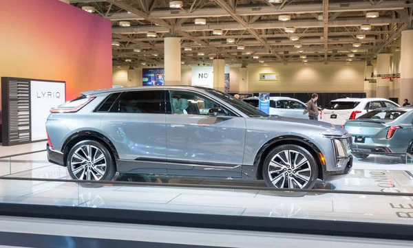 Toronto, Kanada - 02 25 2023: 2024 Cadillac Lyriq pilli elektrikli arazi aracı 2023 Canadian AutoShow 'da sergilendi. Lyriq, üretilen ve pazarlanan ilk elektrikli araçtır.