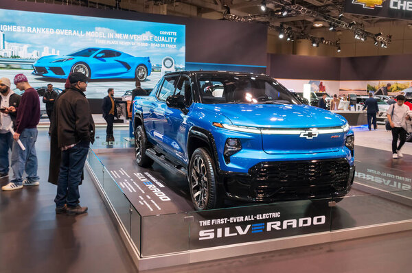 Торонто, Канада - 02 25 2023: Chevrolet Silverado EV аккумулятор электрический полноразмерный пикап производства General Motors под брендом Chevrolet отображается на 2023 Canadian International AutoShow