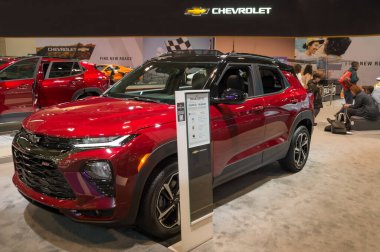 Toronto, Kanada - 02 25 2023: Crimson Metallic Mozaik Black 2023 Chevrolet Trailblazer RS subcompact crossover SUV General Motors tarafından üretilen Chevrolet markası altında 2023 Kanada 'da sergilenmektedir.