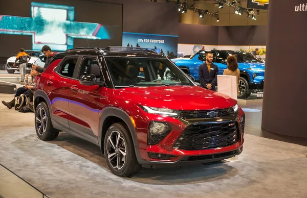 Toronto, Kanada - 02 25 2023: Crimson Metallic Mozaik Black 2023 Chevrolet Trailblazer RS subcompact crossover SUV General Motors tarafından üretilen Chevrolet markası altında 2023 Kanada 'da sergilenmektedir.