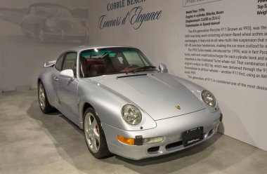 Toronto, Kanada - 02 25 2023: Gri metalik 1996 Porsche 911 4.0 Porsche 993 olarak bilinen iki kapılı yüksek performanslı arka motorlu spor coupe 2023 Kanada Uluslararası Otomobil Fuarı 'nda sergilenmektedir. Porsche AG