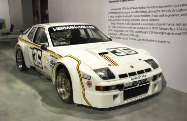Toronto, Kanada - 02 25 2023: Porsche 924 Carrera GTR iki kapılı spor coupe 2023 Kanada Otomobil Fuarı 'nda sergilendi. 924, su soğutma sistemi kullanan ilk Porsche üretimidir.
