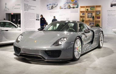 Toronto, Kanada - 02 25 2023: Seal Grey Porsche 918 Spyder çift kapılı hibrit spor araba 2023 Kanada Uluslararası Otomobil Fuarı 'nda gösterildi. 918 Spyder 2013 'ten 2015' e kadar üretildi.