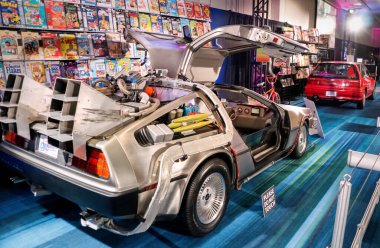 Toronto, Kanada - 02 25 2023: 1981 DeLorean DMC 12 Zaman Makinesi ekran görüntüsü 1985 klasik filmi Back To Future 'da kullanılan arabanın kopyası 2023 Kanada Uluslararası