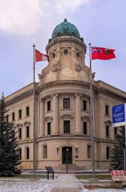 Winnipeg, Manitoba, Kanada - 11 21 2014: Winnipeg Hukuk Mahkemesi binası Broadway Bulvarı 'ndan görüldü. 1980 'de Kanada Ulusal Tarih Bölgesi olarak atanan bu üç katlı Beaux Sanat Binası,