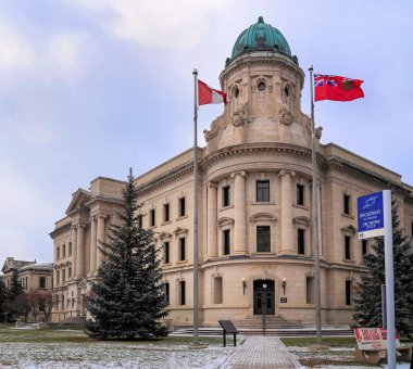 Winnipeg, Manitoba, Kanada - 11 21 2014: Winnipeg Hukuk Mahkemesi binası Broadway Bulvarı 'ndan görüldü. 1980 'de Kanada Ulusal Tarih Bölgesi olarak atanan bu üç katlı Beaux Sanat Binası,