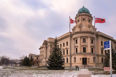 Winnipeg, Manitoba, Kanada - 11 21 2014: Winnipeg Hukuk Mahkemesi binası Broadway Bulvarı 'ndan görüldü. 1980 'de Kanada Ulusal Tarih Bölgesi olarak atanan bu üç katlı Beaux Sanat Binası,