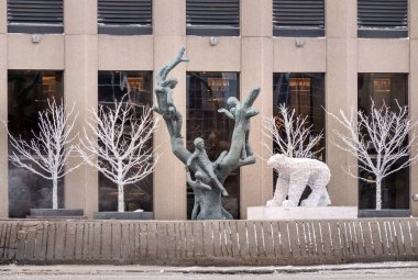 Winnipeg, Manitoba, Kanada - 117 2014: Ağaç Çocuk heykeli kışın Leo Moll tarafından Portage Bulvarı 'ndaki Richardson Binası önünde kışın süslenmiştir.
