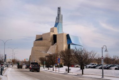 Winnipeg, Manitoba, Kanada - 118 2014: İsrail Asper Yolu 'ndan Kanada İnsan Hakları Müzesi' ne kış manzarası. CMHR, Winnipeg, Manitoba 'da yer alan bir ulusal müzedir.