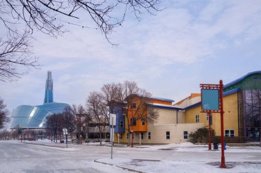 Winnipeg, Manitoba, Kanada - 118 2014: Manitoba Gençler Tiyatrosu ile İsrail Asper Yolu boyunca kış manzarası ve arka planda Kanada İnsan Hakları Müzesi.