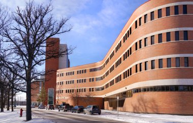 Winnipeg, Manitoba, Kanada - 11, 19, 2014: Güneşli kış gününde Manitoba Üniversitesi 'nin Fort Garry kampüsünde yer alan Eğri Modern Asper İş Okulu.