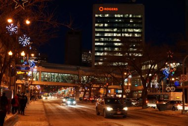 Winnipeg, Manitoba, Kanada - 11: 20 2014: Portage Bulvarı 'nda gece manzarası, ayrıca 85. 85. karayolu Trans-Kanada otoyolunun bir parçası ve Kanada 'nın en büyük güzergahıdır.
