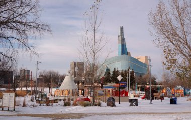 Kanada 'nın Manitoba eyaletinin başkenti Winnipeg' in merkezindeki Forks National Historic Site 'de kış günbatımı.