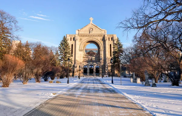 Saint Boniface Katedrali 'nin kış günbatımı manzarası, Saint Boniface, Winnipeg, Manitoba, Kanada' nın Katolik katedrali. Kilise, şehrin merkezinde 190 Avenue de la Cathedrale 'de bulunur.