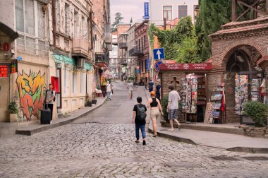 Tiflis, Gürcistan - 08 29 2023: Eski Tiflis tarihi mahallesindeki Kote Afkhazi Caddesi 'nden Ierusalimi Caddesi boyunca yaz manzarası