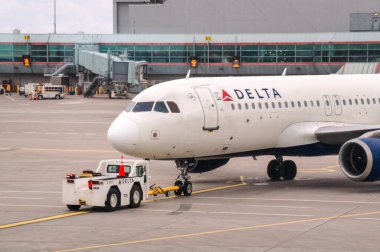 Toronto, Kanada - 03 10 2024: Airbus A320 jet uçağı Toronto Pearson Uluslararası Havaalanı pistinde. Delta Air Lines, Amerika Birleşik Devletleri 'nin en eski havayolu şirketidir.