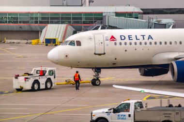 Toronto, Kanada - 03 10 2024: Airbus A320 jet uçağı Toronto Pearson Uluslararası Havaalanı pistinde. Delta Air Lines, Amerika Birleşik Devletleri 'nin en eski havayolu şirketidir.