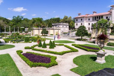 Miami, Florida, ABD - 03 11: 2024 Villa Vizcaya Müzesi Parterres Garden 'ın parlak güneşli öğlen manzarası. Vizcaya Müzesi ve Bahçeleri, 20. yüzyılın başlarında Vizcaya 'ya ait bir malikanedir.