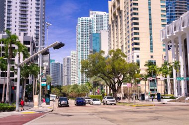 Miami, Florida, ABD - 03: 13: 2024: Brickell Bulvarı boyunca Brickell Bulvarı boyunca Brickell 'in yüksek binalarının önündeki trafik ışıklarında duran arabalar