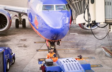 Miami, Florida, ABD - 03: 14: 2024: Boeing 737 MAX 8 jet uçağının kokpiti Güneybatı Havayolları 'nın mavi kanyonu ile Miami Uluslararası Havaalanı servis arabası altında.