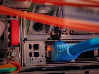 Ağ anahtarı yönlendiricisi, ethernet kabloları ve durum LED ile ağ bağlantısı teknolojisi mobil telekomünikasyon 5G merkezi düğümünde veri merkezi ekipmanlarının çalışma durumunu göstermek için.