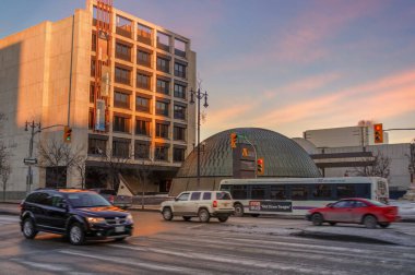 Winnipeg, Manitoba, Kanada - 11: 25 2014: Manitoba Müzesi 'nin kış günbatımı manzarası mavi gökyüzü altında parlak turuncu günbatımı ile aydınlatılıyor..