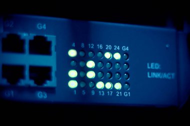 Anlıyorum. Yapay Zeka Yapay Zekası, mobil telekomünikasyon 5G merkezi düğümündeki veri merkezi ekipmanındaki ağ anahtarı yönlendiricisinin ön panelinde LCD dizisinde bir mesaj gösteriyor.