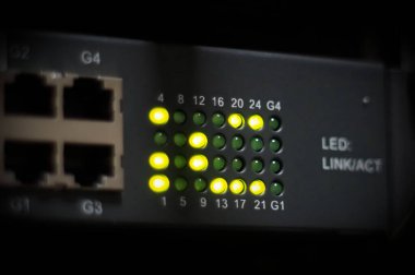 Anlıyorum. Yapay Zeka Yapay Zekası, mobil telekomünikasyon 5G merkezi düğümündeki veri merkezi ekipmanındaki ağ anahtarı yönlendiricisinin ön panelinde LCD dizisinde bir mesaj gösteriyor.