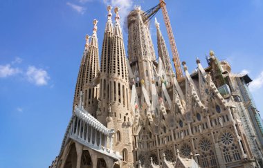 Barselona, Katalonya, İspanya - 08 04 2023: Barcelona 'nın Eixample ilçesindeki Basilica de la Sagrada Familia' nın Çarkıfelek Cephesi. Sagrada Familia, dahi mimar Antoni 'nin eseridir.