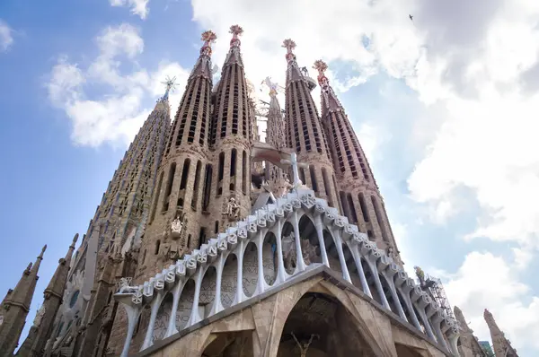 Barselona, Katalonya, İspanya - 08 04 2023: Barcelona 'nın Eixample ilçesindeki Basilica de la Sagrada Familia' nın Çarkıfelek Cephesi. Sagrada Familia, dahi mimar Antoni 'nin eseridir.