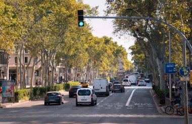 Barcelona, Katalonya, İspanya - 08 04 2023: Barcelona 'nın Dreta de IEixample Mahallesi' nde Gran Via de les Corts Catalanes Caddesi boyunca giden arabalar,