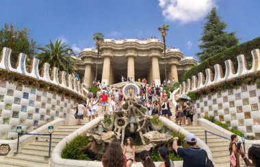 Barselona, Katalonya, İspanya - 08 05 2023: Escalinata anıtının merdivenlerinde turistler. Escalinata anıtı, ünlü mimar Park Guell 'in tasarladığı büyük bir merdivendir.