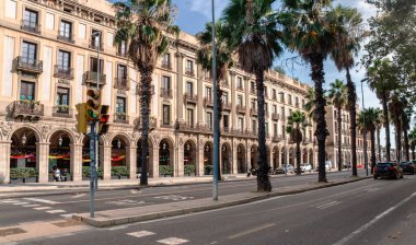 PG boyunca yaz manzarası. Barcelona 'nın Ciutat Vella semtinde, Porxos den Xifre binası solda. Isabelline stilinde Xifres House binası en iyilerinden biridir.