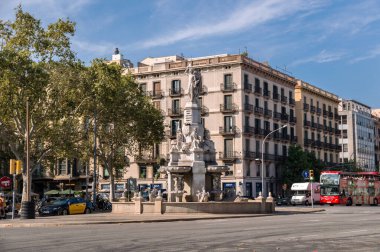 Barcelona, Katalonya, İspanya - 08 04 2023: Pla del Palau Meydanı 'ndaki Font del Geni Catala heykeli. Del Marques de IArgentera caddesi Ciutat Vella Barcelona 'nın eski şehir bölgesi, başkenti