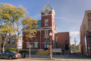 Kanada 'nın Ontario kentindeki Queen Caddesi' ndeki Port Perry Postane binası. Yapısı iki katlı, kırmızı tuğlalı, beyaz, sarmalanmış taş temeli ve saati olan bir bina.