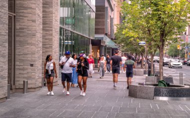 Toronto, Ontario, Kanada - 06 21 2025: Toronto 'nun Yorkville semtindeki Bellair Caddesi' nde Torontonlular sıcak güneşli bir yaz öğleden sonrasında