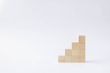 Çocuk için tahta küp oyuncağı. Eğitim, iş, oyun, strateji, başarı konsepti.