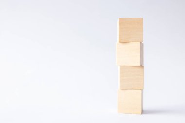 Çocuk için tahta küp oyuncağı. Eğitim, iş, oyun, strateji, başarı konsepti.