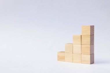 Çocuk için tahta küp oyuncağı. Eğitim, iş, oyun, strateji, başarı konsepti.