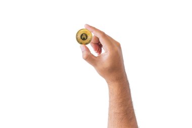 Beyaz arka planda izole edilmiş kripto bozuk para kopyalama alanı tutan adamın yakın çekimi. Gelecekte teknoloji engelleme. Erkek eli, savcı yardımcısı parası. İş, finans, ticaret, ekonomi konsepti.