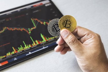 Tablet arka planında kripto bozuk parayı tutan adamın yakın plan fotoğrafı. Geleceği engelleyen teknoloji. Erkek Bitcoin. İş, finans, ticaret, ekonomi, bankacılık ve yatırım konsepti.