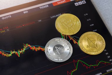 Tablet arkaplanındaki kripto sikkeye yakın çekim yap. Geleceği engelleyen teknoloji. Bitcoin, Ethereum, BNB ve ADA parası. İş, finans, ticaret, ekonomi, bankacılık ve yatırım konsepti.