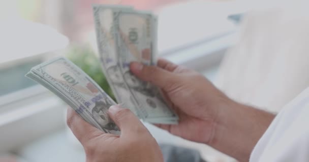 Gros Plan Une Main Comptant Argent Dollar Homme Affaires Compte — Video
