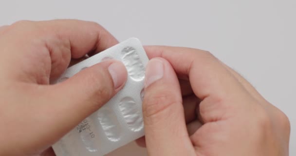 Крупним Планом Руки Людини Видаляють Таблетки Блістерної Упаковки Вид Зверху — стокове відео