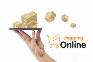 Yakından çekilen adamın elinde bir akıllı telefon var ve telefonundan bir paket çıkıyor. Beyaz bir arka planda izole edilmiş online alışveriş teklifleri. Pazarlama, Alışveriş, Teknoloji, Bağlantı, Sosyal.